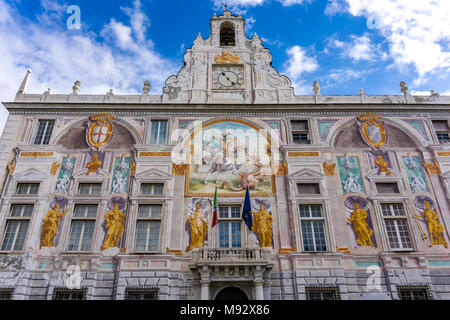 Ansicht im Palazzo San Giorgio in Genua, Italien. Palace wurde 1260 erbaut und Fassade wurde im späten 19. Jahrhundert refrescoed Stockfoto