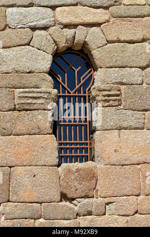 Fenster mit Hufeisen und moderne Eisen Zaun in eine Wand aus Steinquadern in der westgotischen Kirche Santa Maria de Melque in Toledo. Spanien. Stockfoto