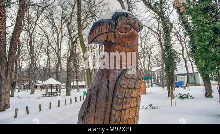 Serbien - Adler geschnitzt aus einem Baumstamm im Park im Winter Stockfoto