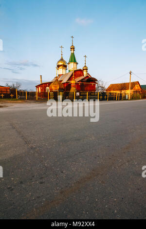 Die alte Kirche von der Orthodoxen Kirche von St. Nikolaus in die Landschaft. Weißrussland Stockfoto