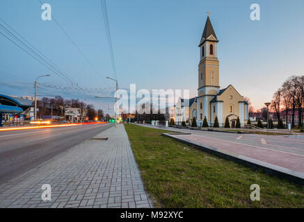 Gomel, Belarus - März 23, 2017: Sovetskaya Street mit Verkehr und eine katholische Kirche am Straßenrand Stockfoto