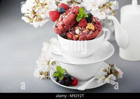 Berry shortcake Donut mit frischen Beeren in eine weiße Schale Stockfoto