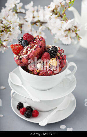 Berry shortcake Donut mit frischen Beeren in eine weiße Schale Stockfoto