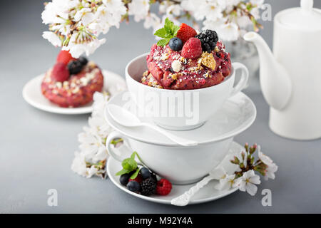 Berry shortcake Donut mit frischen Beeren in eine weiße Schale Stockfoto