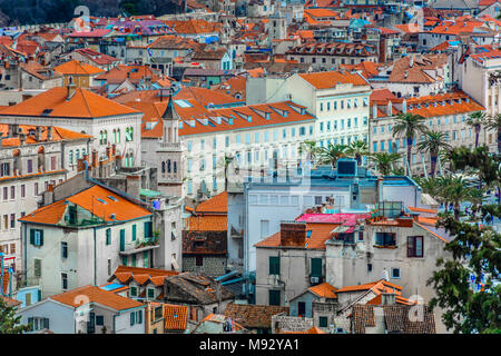 Malerische Luftaufnahme im Stadtzentrum der Stadt Split, alte traditionelle mediterrane Architektur. Stockfoto