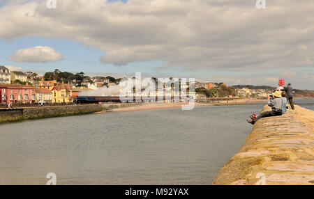 Der erste Dampfzug über die neu gebaute Eisenbahn reisen in Dawlish, nachdem die Linie hatte während der grossen Stürme des Februar 2014 zerstört worden. Stockfoto