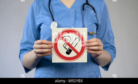 Arzt, no smoking sign, Spezialist Warnung vor Schäden des Tabakkonsums Stockfoto