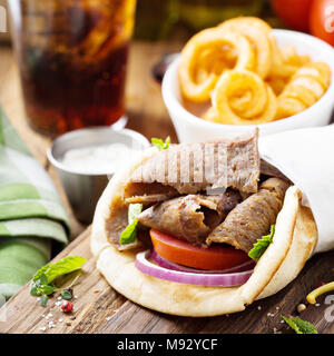 Griechischen Gyros Pita Wrap mit Curly Fries Stockfoto