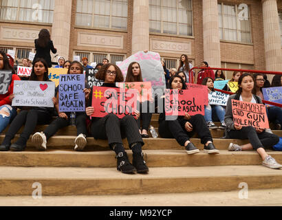 Hunderte von Tucson High School Studenten gehen aus der Klasse in Tucson, Arizona, USA, am 14. März 2018, im Gedenken an Opfer des Amoklaufs im Mar Stockfoto