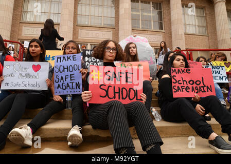 Hunderte von Tucson High School Studenten gehen aus der Klasse in Tucson, Arizona, USA, am 14. März 2018, im Gedenken an Opfer des Amoklaufs im Mar Stockfoto