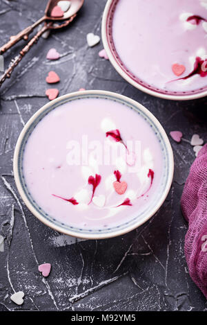 Sweet berry Smoothies in Schalen. Gesundes Dessert Stockfoto