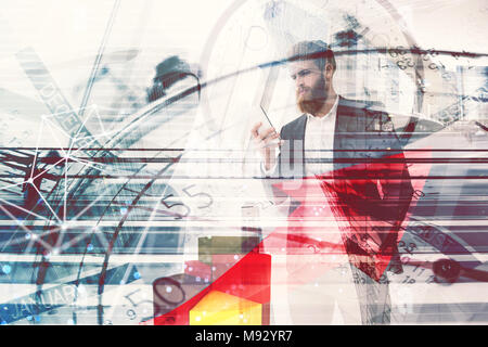 Unternehmer arbeitet mit Handy in der Hand Stockfoto
