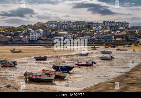 Blick auf St. Ives Hafen Strand bei Ebbe. Cornwall, Großbritannien. Stockfoto