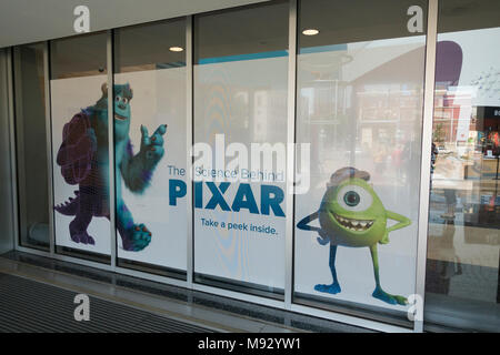 Science Museum von Minnesota Plakat für die Wissenschaft hinter Pixar aufweisen. Monster, Inc. Zeichen Sulley und Mike Wazowski. St. Paul Minnesota MN USA Stockfoto