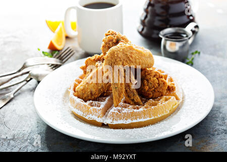 Fried Chicken und Waffeln, Southern Food Konzept Stockfoto