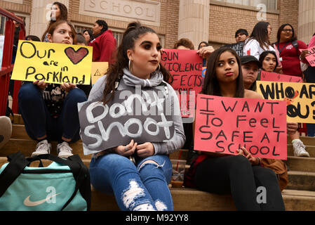 Hunderte von Tucson High School Studenten gehen aus der Klasse in Tucson, Arizona, USA, am 14. März 2018, im Gedenken an Opfer des Amoklaufs im Mar Stockfoto