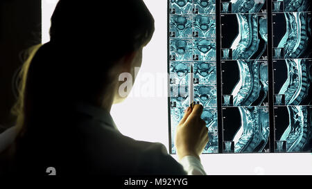 Ärztin auf Patient x-ray, ärztliche Untersuchung, Gesundheit Problem Stockfoto