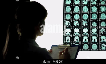 Weibliche neurologen suchen nachdenklich am Gehirn x-ray, Diagnose Stockfoto