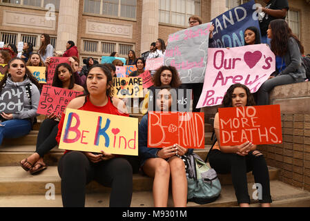 Hunderte von Tucson High School Studenten gehen aus der Klasse in Tucson, Arizona, USA, am 14. März 2018, im Gedenken an Opfer des Amoklaufs im Mar Stockfoto