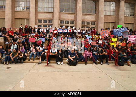 Hunderte von Tucson High School Studenten gehen aus der Klasse in Tucson, Arizona, USA, am 14. März 2018, im Gedenken an Opfer des Amoklaufs im Mar Stockfoto