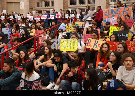 Hunderte von Tucson High School Studenten gehen aus der Klasse in Tucson, Arizona, USA, am 14. März 2018, im Gedenken an Opfer des Amoklaufs im Mar Stockfoto