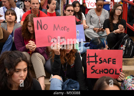 Hunderte von Tucson High School Studenten gehen aus der Klasse in Tucson, Arizona, USA, am 14. März 2018, im Gedenken an Opfer des Amoklaufs im Mar Stockfoto