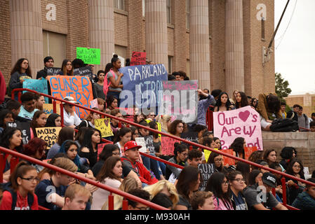 Hunderte von Tucson High School Studenten gehen aus der Klasse in Tucson, Arizona, USA, am 14. März 2018, im Gedenken an Opfer des Amoklaufs im Mar Stockfoto