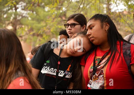 Hunderte von Tucson High School Studenten gehen aus der Klasse in Tucson, Arizona, USA, am 14. März 2018, im Gedenken an Opfer des Amoklaufs im Mar Stockfoto