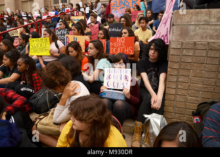 Hunderte von Tucson High School Studenten gehen aus der Klasse in Tucson, Arizona, USA, am 14. März 2018, im Gedenken an Opfer des Amoklaufs im Mar Stockfoto