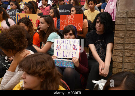 Hunderte von Tucson High School Studenten gehen aus der Klasse in Tucson, Arizona, USA, am 14. März 2018, im Gedenken an Opfer des Amoklaufs im Mar Stockfoto