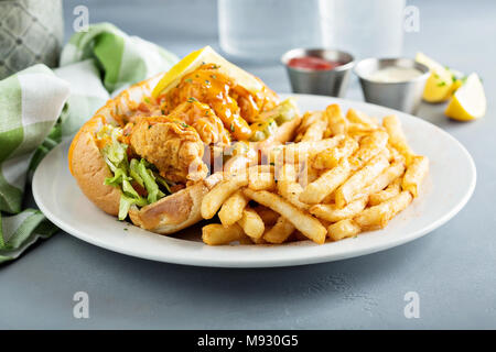 Po boy Sandwich mit gebratenen Garnelen und Pommes Frites Stockfoto