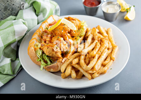 Po boy Sandwich mit gebratenen Garnelen und Pommes Frites Stockfoto