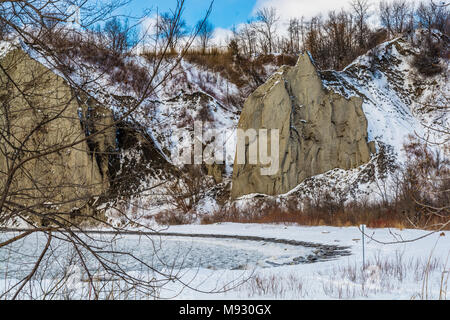 Lake Ontario im Winter zeigt grün Eiswasser und felsiges Gelände mit Felsen in weißer Schnee über einen sonnigen Tag abgedeckt Stockfoto