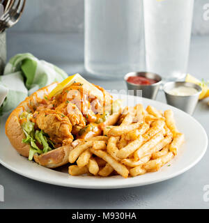 Po boy Sandwich mit gebratenen Garnelen und Pommes Frites Stockfoto