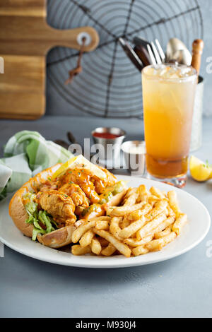 Po boy Sandwich mit gebratenen Garnelen und Pommes Frites Stockfoto