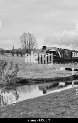 Der Valentine's Express neben dem Kennet- und Avon-Kanal in Crofton, gezogen von Class A4 Pacific No 60019 'Bittern', 13.. Februar 2010. Stockfoto