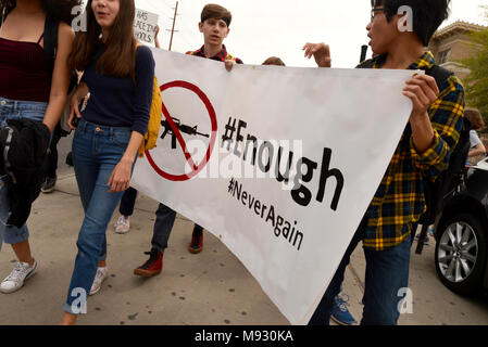 Hunderte von Tucson High School Studenten gehen aus der Klasse in Tucson, Arizona, USA, am 14. März 2018, im Gedenken an Opfer des Amoklaufs im Mar Stockfoto
