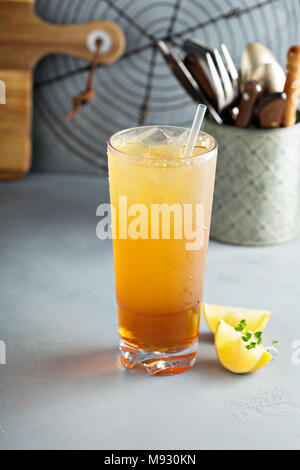 Arnold Palmer Cocktail mit süßem Kaffee und Limonade Stockfoto