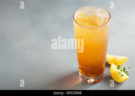 Arnold Palmer Cocktail mit süßem Kaffee und Limonade Stockfoto