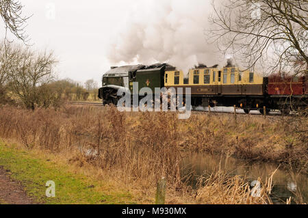 Der Valentine's Express neben dem Kennet- und Avon-Kanal in Crofton, gezogen von der Klasse A4 Pacific No 60019 'Bittern' am 13.. Februar 2010. Stockfoto