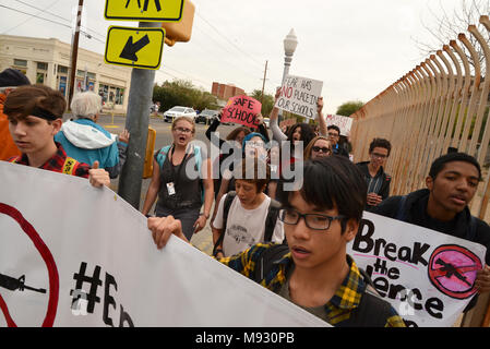 Hunderte von Tucson High School Studenten gehen aus der Klasse in Tucson, Arizona, USA, am 14. März 2018, im Gedenken an Opfer des Amoklaufs im Mar Stockfoto