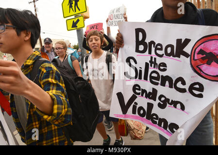Hunderte von Tucson High School Studenten gehen aus der Klasse in Tucson, Arizona, USA, am 14. März 2018, im Gedenken an Opfer des Amoklaufs im Mar Stockfoto