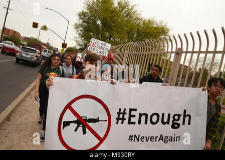 Hunderte von Tucson High School Studenten gehen aus der Klasse in Tucson, Arizona, USA, am 14. März 2018, im Gedenken an Opfer des Amoklaufs im Mar Stockfoto