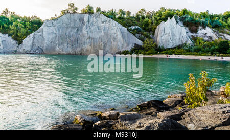 Scarborough Bluffs Kanada Ontario, die Küstenlinie mit Rocky Hill Gelände und den See an einem schönen sonnigen Tag Stockfoto