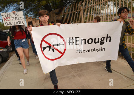 Hunderte von Tucson High School Studenten gehen aus der Klasse in Tucson, Arizona, USA, am 14. März 2018, im Gedenken an Opfer des Amoklaufs im Mar Stockfoto