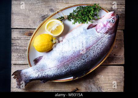 Fischgericht Zutaten. Frische Forelle. Mediterranes Menü. Stockfoto