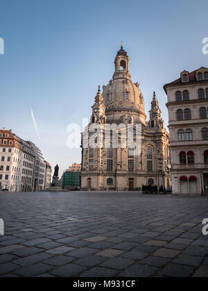 Der Muttergottes Kirche/Kirche Unserer Lieben Frau (Frauenkirche) und Luther statue am frühen Morgen, Dresden, Sachsen, Deutschland