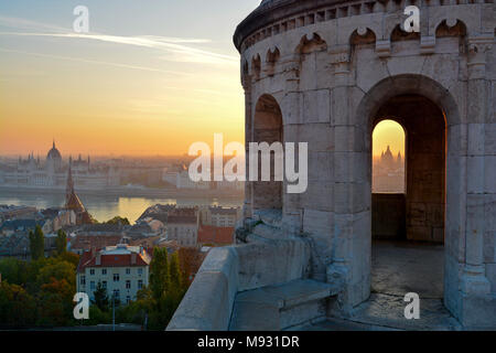 Fishermen's Bastion Tower, Budapest City mit dem Parlament und die St.-Stephans-Basilika Aussicht durch die Arch Stockfoto