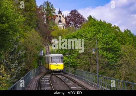 Ein Trainer der Standseilbahn geht bergab, Dresden, Sachsen, Deutschland. Talfahrt der Standseilbahn in Dresden, Sachsen, Deutschland. Stockfoto