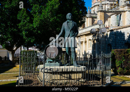 Jerez de la Frontera, Spanien. 21. Januar 2018. Statue von Manuel Maria Gonzalez Angel (Estatua de Tio Pepe) Gründer der Bodega Gonzalez Byass Stockfoto